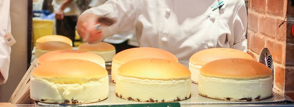 Chef serve cheesecake fresche nel negozio Rikuro’s di Osaka.