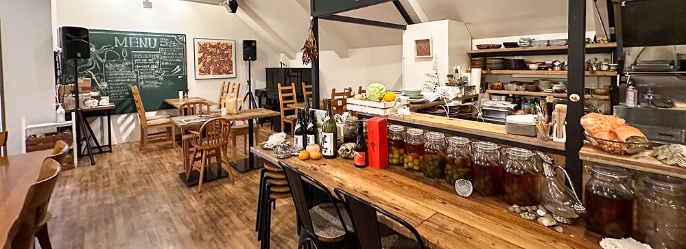 Interno del ristorante Momose Shokudo ad Asagaya, Tokyo con tavoli e bancone