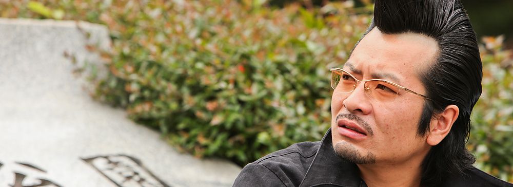 Uomo con look rockabilly nel parco Yoyogi a Tokyo, Giappone.