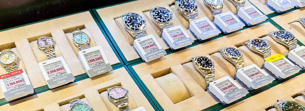 Vetrina con orologi Rolex in Giappone.