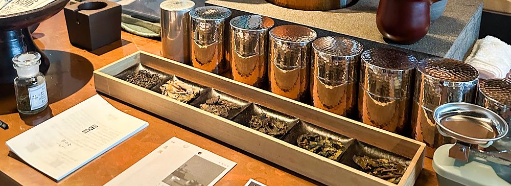 Tavolo con varietà di tè e strumenti di preparazione presso Sakurai Japanese Tea Experience a Tokyo.