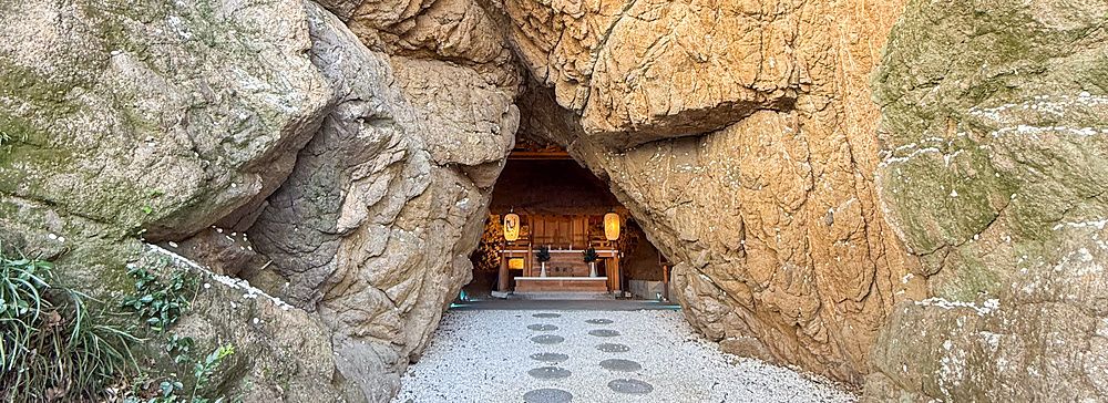 L'ingresso del Santuario Aiga Iwato Shinryu situato all'interno di una grotta marina sull'isola di Awaji in Giappone.