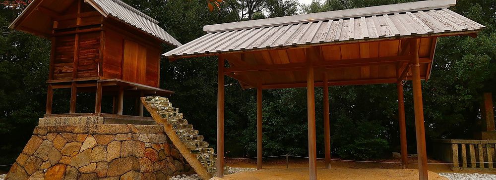 Veduta del santuario Go'o con scalinata in vetro che collega due strutture in legno a Naoshima.