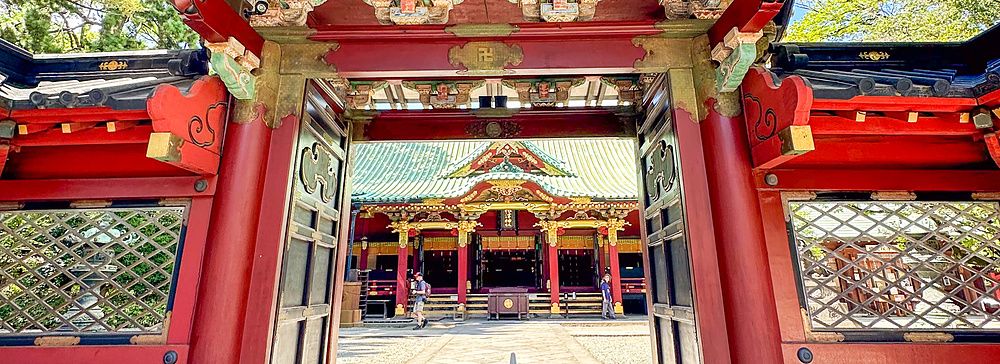 Il portale d'ingresso in stile Gongen del Santuario di Nezu (Nezu Jinja), Tokyo, decorato con simboli manji.