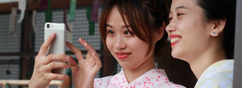 due persone in yukata scattano un selfie a Kyoto.