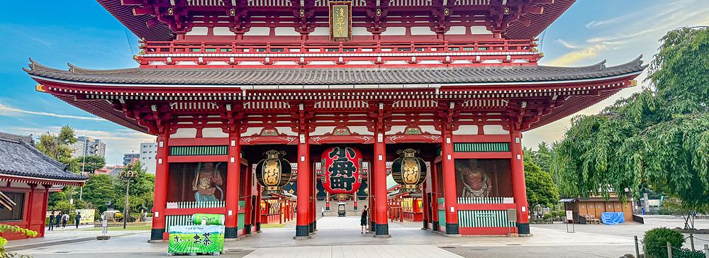 Tempio Senso-ji ad Asakusa, Tokyo, con grande porta rossa e lanterne.