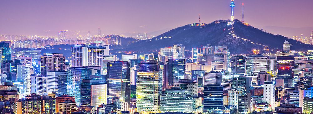 Skyline notturno di Seoul con la Namsan Tower in evidenza.