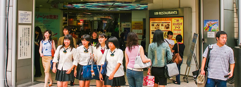 persone escono dal centro commerciale Shibuya 109 a Tokyo.