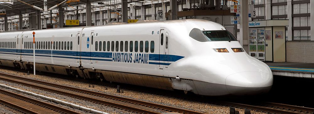 Treno Shinkansen alla stazione di Tokyo, Giappone.