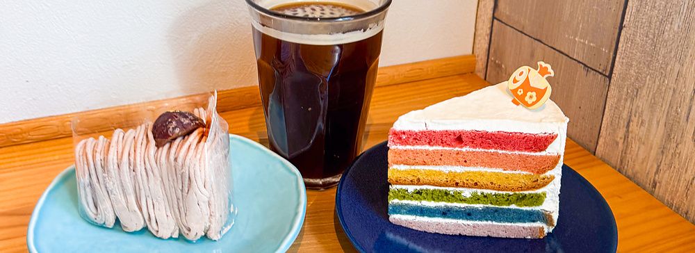 Un mont blanc, una fetta di rainbow cake e un caffè su un vassoio di legno presso il caffè Shochikuen ad Asakusa.