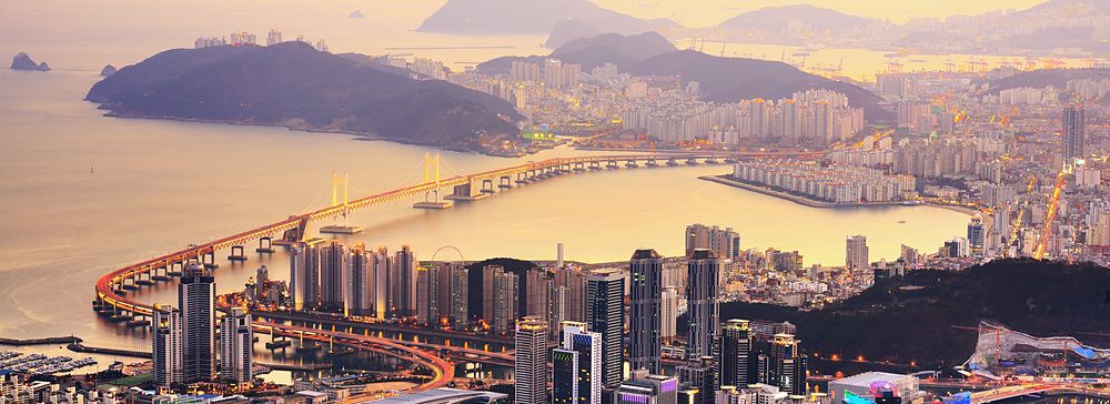 Skyline di Busan, Corea del Sud al crepuscolo con ponti e edifici moderni.