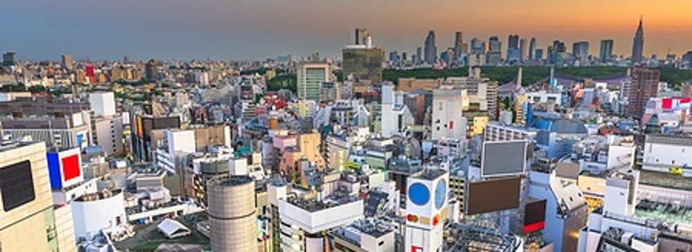 Skyline di Tokyo sopra Shibuya con Shinjuku all'orizzonte al tramonto.