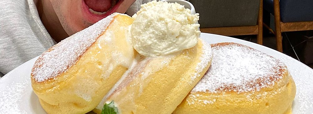 Marco Togni spalanca la bocca davanti a un piatto di pancake soffici nel ristorante a Happy Pancake.
