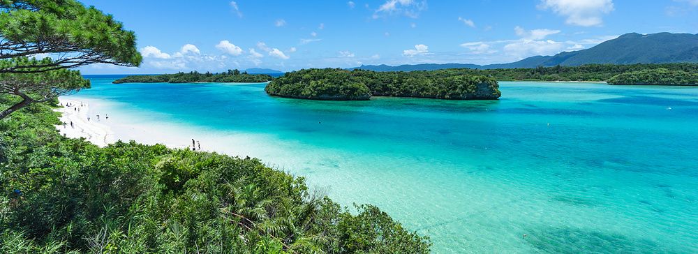 Spiaggia tropicale con sabbia bianca e acqua blu a Ishigaki, Giappone.