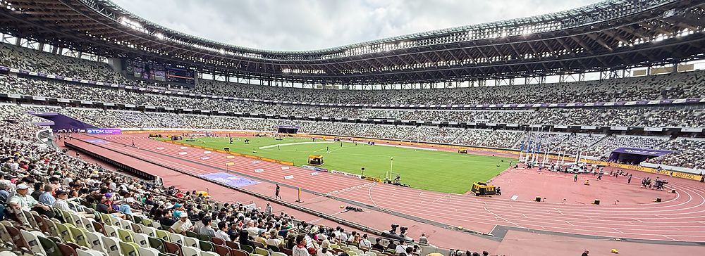 Veduta panoramica degli spalti e della pista di atletica all'interno dello Stadio Nazionale Giapponese a Tokyo.