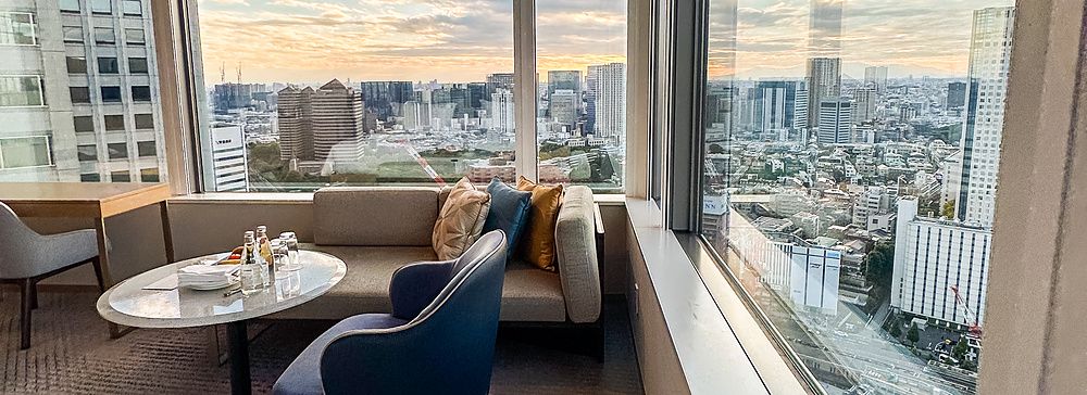 Stanza al InterContinental the Strings Tokyo con vista su Tokyo attraverso ampie finestre.