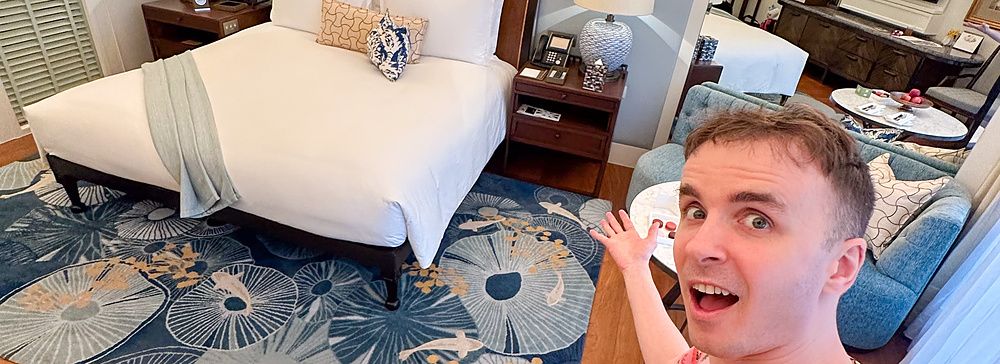 Stanza al Mandarin Oriental Bangkok con Marco Togni sorridente.