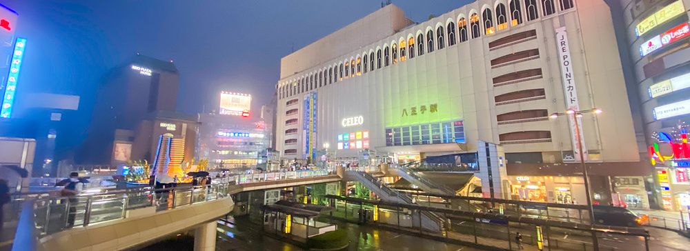 La stazione di Hachioji con il complesso commerciale Celeo visto dalla passerella pedonale in una serata piovosa.