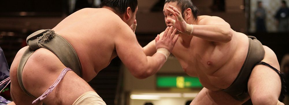 Due lottatori di sumo si sfidano sul dohyo in una gara a Tokyo.