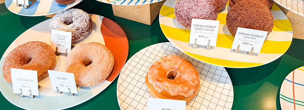 Donut vegani esposti su piatti colorati nel negozio Sunday Vegan a Kichijoji.
