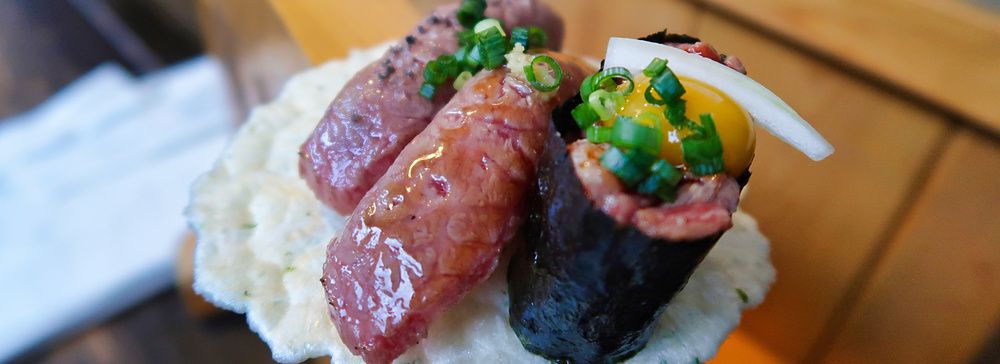 Sushi con carne di Hida su cialda di riso da Hida Kotte Ushi a Takayama.