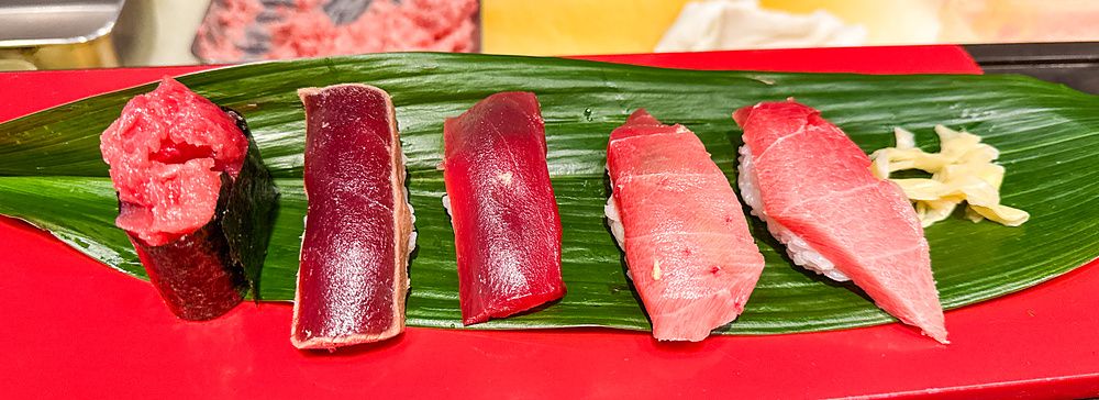 Una selezione di sushi misto di tonno servita su una foglia verde presso il ristorante Matakoiya all'aeroporto di Haneda.