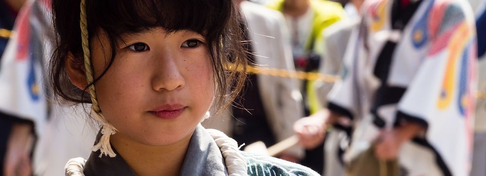 Ragazza giapponese in abito tradizionale al festival di Takayama.