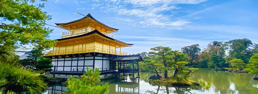 il tempio d'oro riflesso nel lago sotto un cielo soleggiato