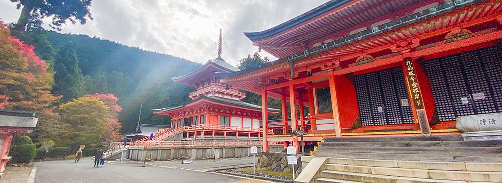 Tempio tradizionale a Monte Hiei circondato da alberi autunnali.