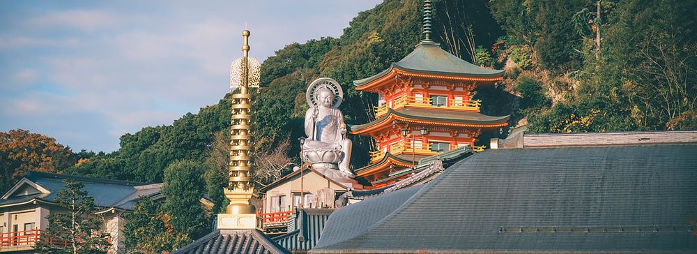 Veduta del tempio Shigisan Chogosonshi-ji con una statua del Buddha e pagode tra alberi autunnali a Nara, Giappone.