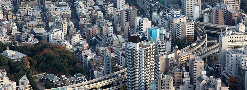 Vista panoramica di Tokyo con grattacieli e strade affollate.