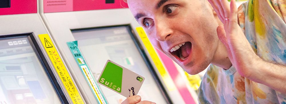 Marco Togni con una Suica card davanti a un distributore automatico a Tokyo.