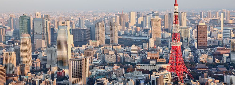 Vista di Tokyo con la Tokyo Tower e grattacieli al tramonto.