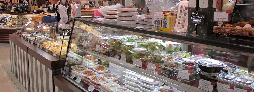 Bancone gastronomia con piatti pronti al Tokyu Food Show di Shibuya.