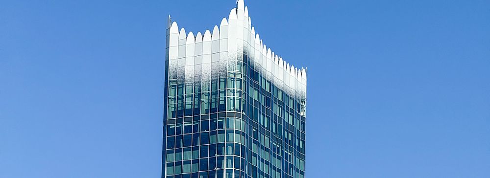 La Tokyu Kabukicho Tower si erge nel cielo terso sopra il quartiere di Shinjuku a Tokyo.