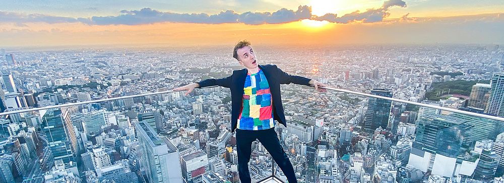 Persona a Shibuya Sky con vista su Tokyo al tramonto.