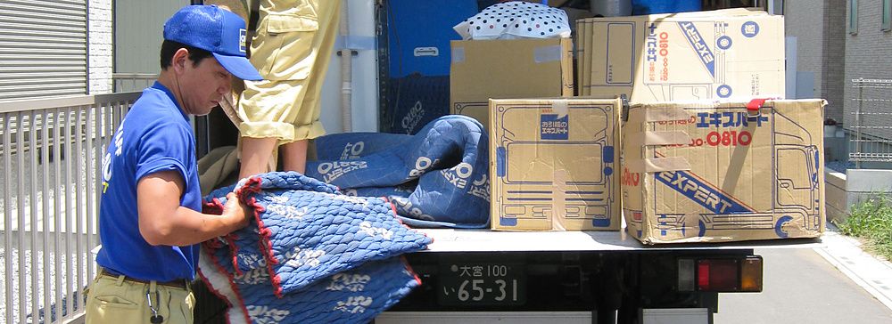 Persone caricano scatoloni su un camion per trasloco in Giappone