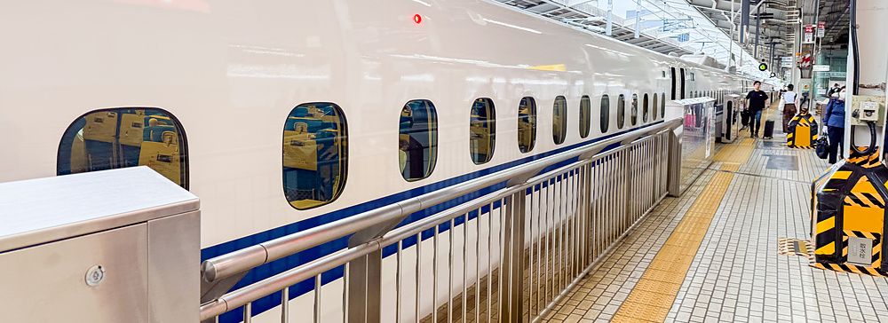 Treno Shinkansen fermo su una piattaforma in stazione in Giappone.