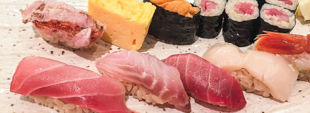 Piatto di sushi con nigiri e maki al ristorante Tsukiji Kagura Sushi.