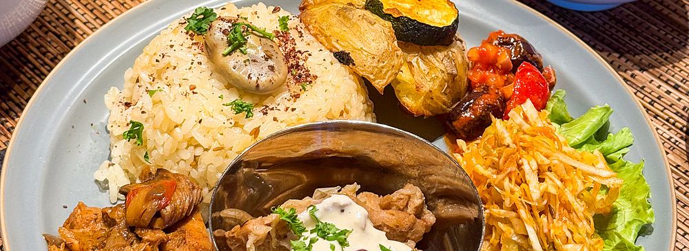 Piatti vari della cucina vegana a VeganLife SoiSoi, ristorante situato in una zona rurale di Kyoto.