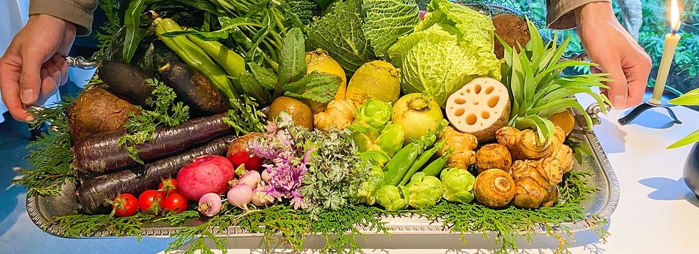 Verdure di stagione disposte su un vassoio al ristorante L'Effervescense di Tokyo.
