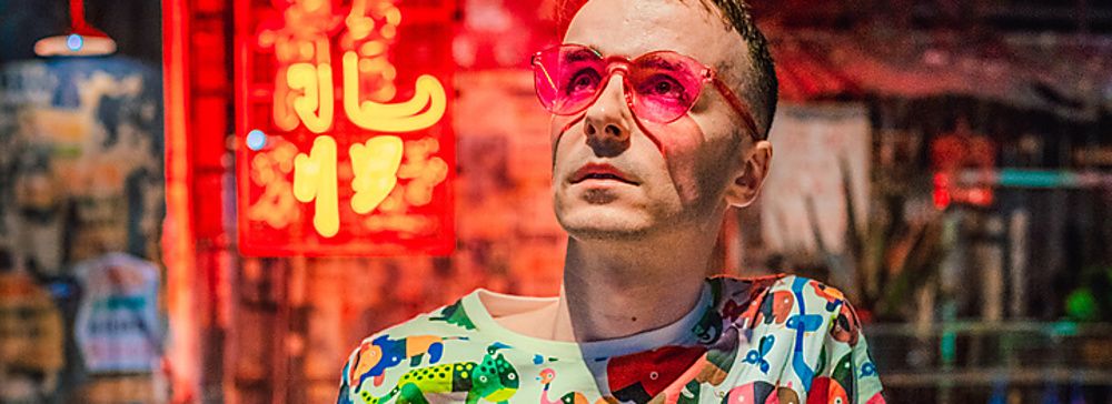 Marco Togni con occhiali da sole e maglietta colorata nella Warehouse Kawasaki.