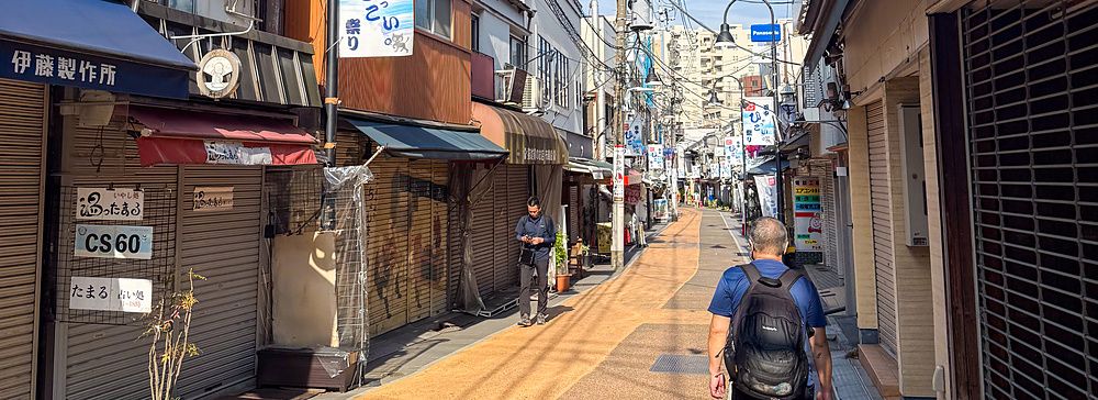 strada di Yanaka Ginza a Tokyo con persone e negozi