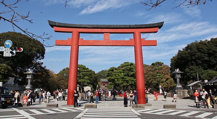 Torii rosso al Santuario Tsurugaoka Hachiman a Kamakura con persone intorno.
