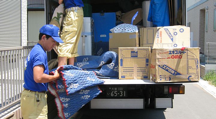Persone caricano scatoloni su un camion per trasloco in Giappone