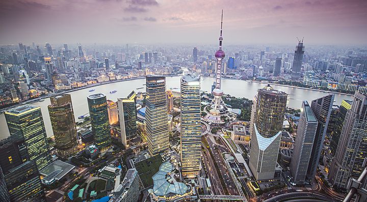Veduta aerea di Pudong a Shanghai con grattacieli al tramonto.