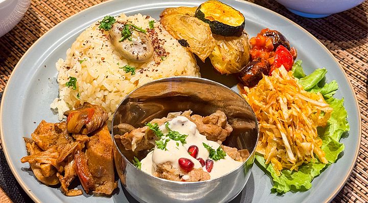 Piatti vari della cucina vegana a VeganLife SoiSoi, ristorante situato in una zona rurale di Kyoto.