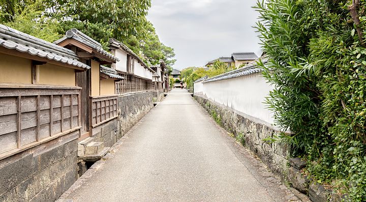 Vicolo stretto con muri in pietra e legno nel distretto dei samurai a Hagi, Giappone.