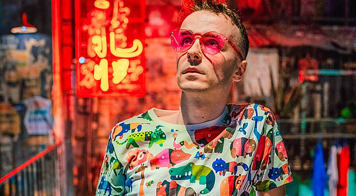 Marco Togni con occhiali da sole e maglietta colorata nella Warehouse Kawasaki.