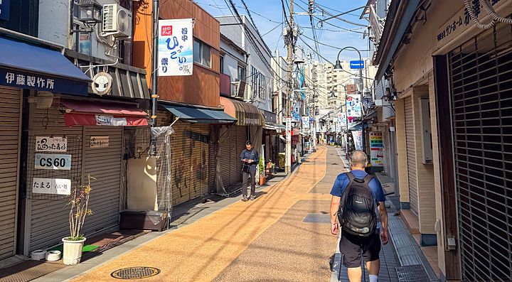 strada di Yanaka Ginza a Tokyo con persone e negozi